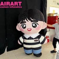 Personnage de dessin animé gonflable en peluche. Adorable garçon gonflable pour la décoration d'événements.