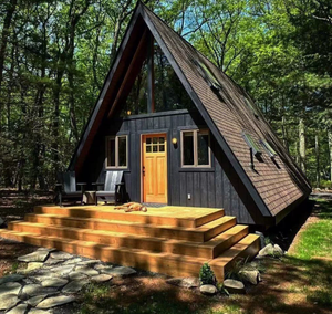 Cabane préfabriquée moderne en bois en forme de A, mobile, avec grand balcon, maisonnette compacte pour <span class=keywords><strong>le</strong></span> glamping en nature et les locations de vacances - Product Image 1
