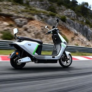 Motocicleta Eléctrica Todoterreno para Exploración en Senderos con Características como Guardabarros Altos y Ruedas Reforzadas - Product Image 6