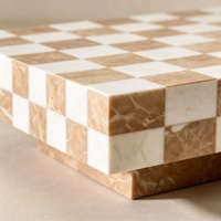 Table basse en marbre jaune travertin Newstra personnalisée avec un design géométrique moderne, adaptée au salon