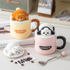 Tasses en céramique à motif de dessin animé des Trois Petits Ours coquins, avec couvercle et cuillère, de grande valeur, vente en gros - Product Image 3
