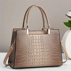 Sac à main fourre-tout en similicuir de qualité supérieure pour femme, avec deux anses à pompons, fermeture éclair, grande capacité, élégant, minimaliste et tendance - Product Image 6