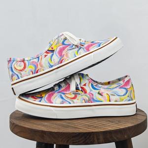 Zapatos de lona de verano para hombre, estilo nuevo, con grafiti arcoíris, zapatos casuales para parejas, zapatos de hombre modernos de caña baja para caminar. - Product Image 2