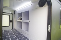 Caravane de camping tout-terrain avec suspension indépendante, petite caravane de voyage avec cuisine coulissante et lit double