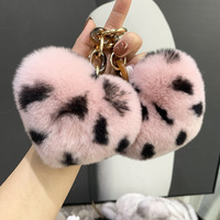 Porte-clés à pompon en peluche légère Ornement de sac en forme de coeur Premium Soft for Love Porte-clés de voiture Fuzzy Cadeau personnalisé