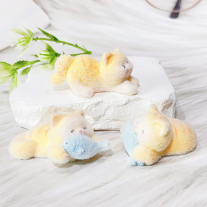 ของตกแต่งเรซิ่นรูปแมวสีแดงสดแบบกำมะหยี่ 3 มิติ DIY ของตกแต่งโต๊ะทำงาน น่ารัก การ์ตูนแมวยืนนอนกินปลา ของตกแต่ง - Product Image 3