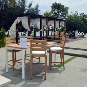 Mesa de Centro Rectangular Cattalina combina madera de teca resistente y hierro, perfecta para el espacio exterior de la villa, que ofrece elegancia. - Product Image 4