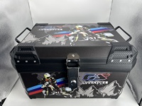 Boîte arrière pour moto OEM 57L Grande capacité Matériel PP haute résistance Cadre universel Longueur 46 cm Largeur 42 cm Hauteur 35 cm