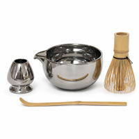 Bol à matcha argenté avec bec verseur, finition miroir, logo personnalisé, support pour fouet à matcha, pour ensemble à matcha avec fouet à matcha et cuillère.