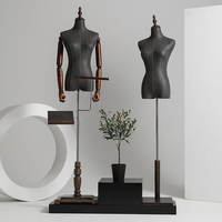 Maniquí de Mujer de Medio Cuerpo con Brazos de Madera, Base de Madera Ajustable, Modelo de Mujer de Tela Negra para Exhibición de Moda