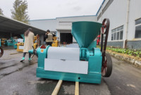 Machine d'extraction d'huile à vis Guangxin YZYX130 capable de traiter 8 à 10 tonnes de colza, d'arachides et de soja par jour