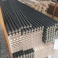 Precio al por mayor Panel de pared estriado de grano de madera Revestimiento de pared de PVC WPC para decoración de interiores