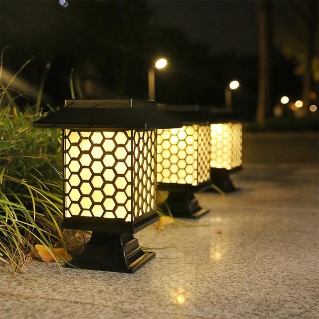 2022 New House Type Outdoor Waterproof LED Solar Lawn Powered Cottage Style Spike Spot Small House Mini Solar Light Garden
