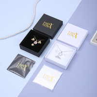 Ensemble de présentation de bijoux élégant A1 avec boîtes colorées superposées, boîte de présentation ouverte et accessoires d'entretien pour offrir en cadeau