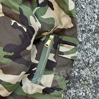 Blouson bomber réversible en coton sergé isolé avec logo personnalisé, blouson bomber réversible camouflage pour homme