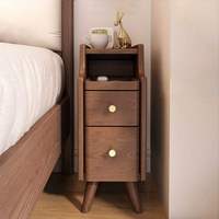 Table de chevet Delanto couleur noyer moderne et écologique, armoire latérale extra-étroite à 2 tiroirs, rangement de nuit pour petit appartement et chambre à coucher