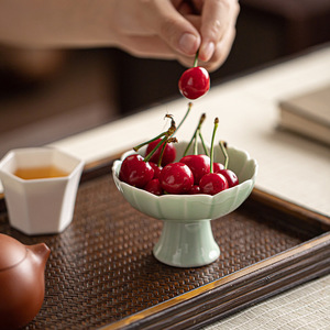 Assiette à dessert en céramique avec tige, mini bol à fruits en porcelaine en forme de lotus pour servir des collations lors de fêtes, style chinois, design simple - Product Image 4