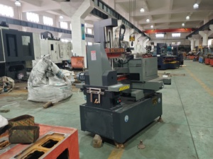 DK7735 <span class=keywords><strong>Machine</strong></span> de découpe à 5 axes à érosion électrique <span class=keywords><strong>Machine</strong></span> automatique d'électroérosion à fil pour le métal - Product Image 4