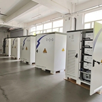 Système de stockage d'énergie solaire avec batterie au lithium empilable HV pour station d'alimentation hybride hors réseau