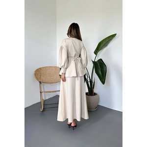 Conjunto de Traje Beige para Mujer con Detalles de Rosas al por Mayor - Product Image 1