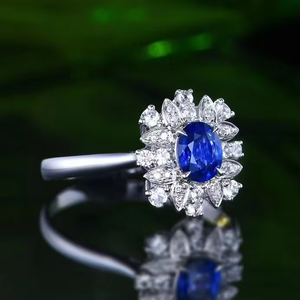 Bague de fiançailles SGARIT en or blanc 18 carats massif, saphir bleu pâle naturel 0,52 carat et diamants, bijoux fins sur mesure - Product Image 4