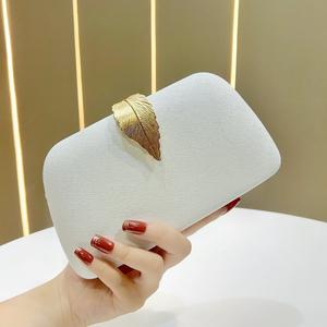 Pochette de soirée en velours avec fermeture à plumes dorées, sac à bandoulière à chaîne détachable, sac à main rigide pour femme pour mariage et soirée - Product Image 1