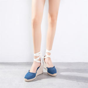 Sandales compensées femme bleues en jean à bout fermé, avec liseré effiloché, lacets à nouer autour de la cheville et plateforme tressée, chaussures d'été - Product Image 5