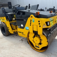 Rouleau vibratoire combiné SAKAI TW502S-1 d'occasion avec tambour avant en acier et pneus arrière en caoutchouc pour la construction de routes en asphalte