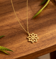 Collier pendentif fleur de lotus délicat en acier inoxydable plaqué or 18 carats, étanche, avec breloque florale creuse pour femme