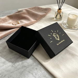 Caja de joyería rígida negra personalizada con estampado en caliente de logotipo dorado en la tapa y la base, caja de regalo para embalaje de anillos y pendientes. - Product Image 1