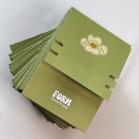 Sobre de Papel de Algodón Grueso con Logotipo de Marca Personalizado, Diseño EID Arabia, Color Verde Salvia, con Estampado Plateado en Relieve y Tira Desprendible