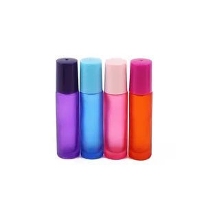 स्क्रू कैप के साथ खाली 10 मिलीलीटर फ्रॉस्टेड रंगीन ग्लास रोल-ऑन बोतल कस्टम मेड मोल्ड परफ्यूम पैकिंग बोतलें