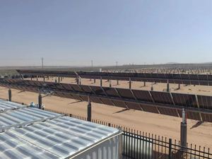 調整可能な角度ソーラーパネル取り付けブラケットピッチ付き屋根と平らな屋根設置ソーラー<span class=keywords><strong>GPS</strong></span>トラッカー牛へ - Product Image 3