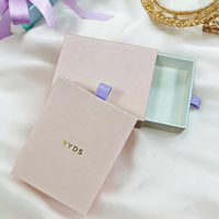 Boîte cadeau de luxe en carton rigide personnalisée avec logo pour collier et bijoux, finition mate, gaufrage et éponge, vente en gros