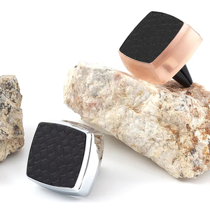 คลิปหนีบช่องแอร์รถยนต์ทรงสี่เหลี่ยม ทำจากหนังและอะลูมิเนียมอัลลอยด์ ดีไซน์หรูหราทันสมัย ใช้สำหรับกระจายกลิ่นหอมในรถยนต์ ให้ความหอมยาวนาน - Product Image 1