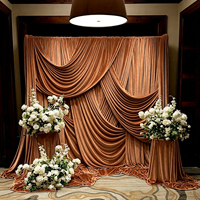 Rideau de fond de scène de luxe en velours bordeaux avec passe-tringe pour mariage, décoration de cabine photo, élégant et riche en fourrure