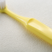 Brosse à dents manuelle professionnelle à poils moyens avec des poils en nylon denses pour les soins dentaires à domicile et l'hygiène buccale