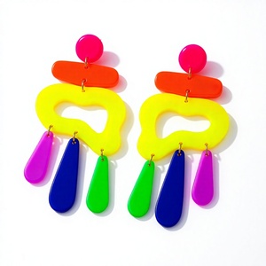 Boucles d'oreilles créoles géométriques uniques pour femme, en résine et acrylique, motif carré, multicolores, pièce de mode affirmée - Product Image 3