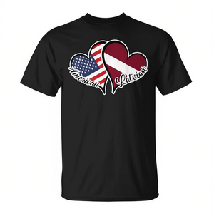 T-shirt con bandiera americana a forma di cuore e mezza bandiera della Lettonia, con design promozionale a tema radici, disegnato in Lettonia per gli americani di origine lettone. - Product Image 2