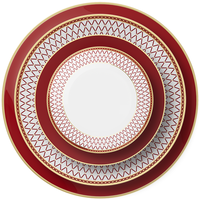 Service d'assiettes de luxe en porcelaine fine rouge avec bord doré et motif géométrique, assiettes de présentation pour décoration de table de mariage et de banquet