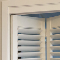 Porte intérieure pliante sur mesure en bois massif avec persiennes réglables pour chambre à coucher, contrôle de la lumière et intimité