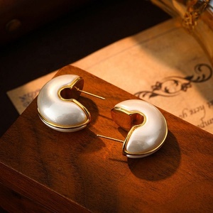 Boucles d'oreilles rétro en forme de C à double face avec perles, bijoux féminins haut de gamme, design unique, tendance, délicat et luxueux - Product Image 3