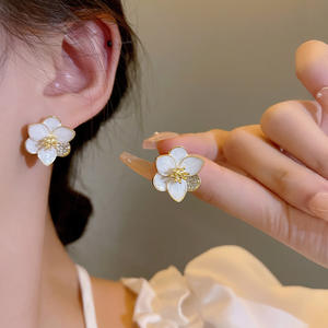Koreanische Weiße Emaille Vergoldete Blumen-Diamant-Ohrstecker Vintage Religiöses Modell E6575-1-2 für Damen-Jubiläen und Feiern - Product Image 3
