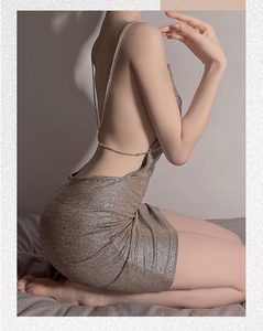 Minivestido sexy con escote en V profundo, sin espalda, con cadena lateral y abertura, ajustado, con tirantes y diseño que realza la cadera, ideal para estar en casa. - Product Image 4