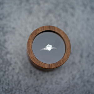 Vòng Gỗ Óc Chó màu Đen bằng gỗ sang trọng Acrylic Hộp nhẫn với nắp rõ ràng - Product Image 6