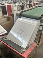 Panneaux de plafond modernes carrés en PVC 60x60 imperméables à l'humidité ignifuges pour la conception intérieure de carreaux de bande pour les plafonds de maison