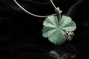 Colgante de Rana con Hoja de Fuchsite Verde Hecho a Mano - Product Image 3