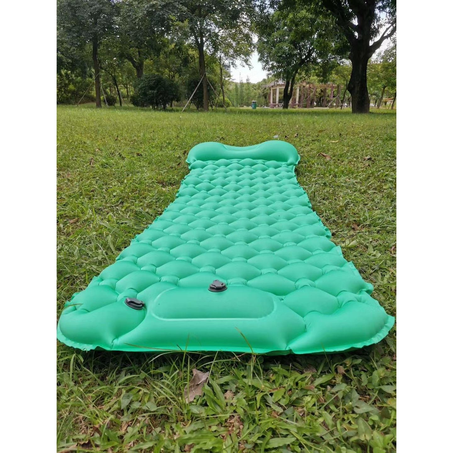 รองเท้าสีเขียวมรกต