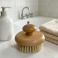 Brosse de massage ovale professionnelle personnalisée en nylon réutilisable à poils naturels pour exfoliation de la peau sèche, avec manche en bois simple, pour spa facial et douche