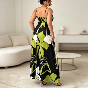 Abito Lungo Estivo da Donna con Spalline Sottili, Stampa Floreale Nera e Verde, Scollo a V, Linea ad A, Senza Maniche, per Vacanze e Occasioni Casual - Product Image 2